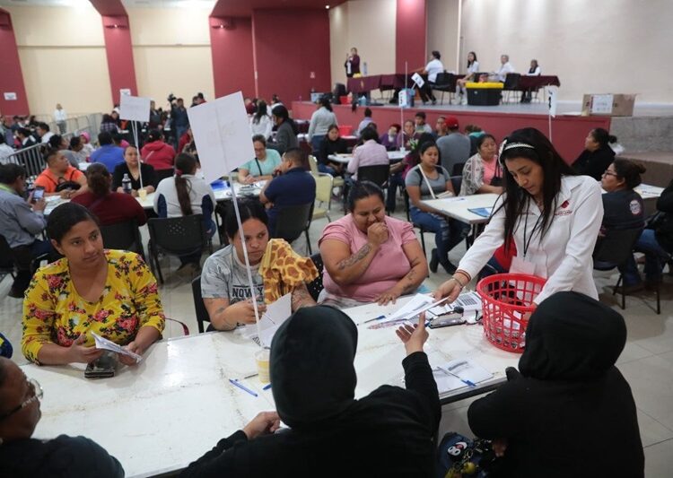 Inicia Gobierno de NLD entrega de tarjetas bancarias para beneficiarios de Becas UNE 2024