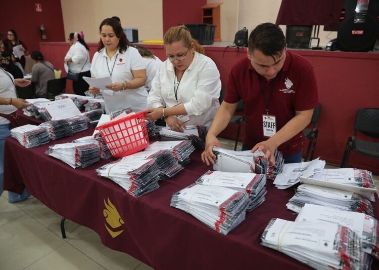 Inicia Gobierno de NLD entrega de tarjetas bancarias para beneficiarios de Becas UNE 2024
