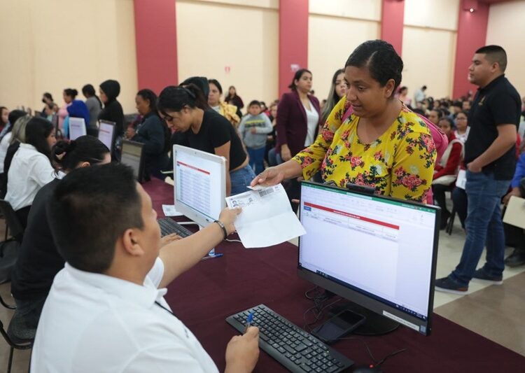 Inicia Gobierno de NLD entrega de tarjetas bancarias para beneficiarios de Becas UNE 2024