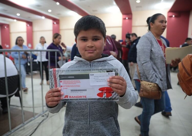 Inicia Gobierno de NLD entrega de tarjetas bancarias para beneficiarios de Becas UNE 2024