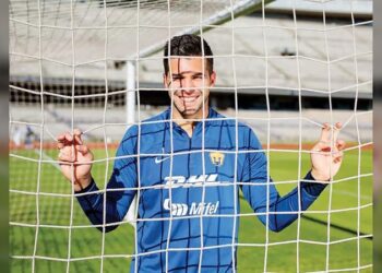 Karol G pintó de rosa y perreó el Estado Azteca