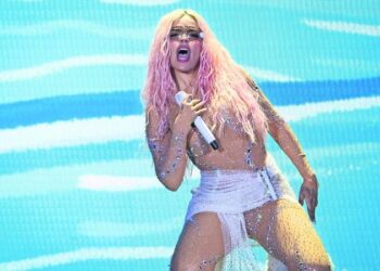 Karol G pintó de rosa y perreó el Estado Azteca