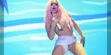 Karol G pintó de rosa y perreó el Estado Azteca