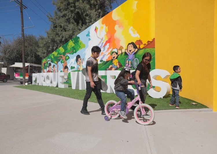 Manifiestan trabajadores de la construcción y muralista satisfacción por transformar Parque Viveros
