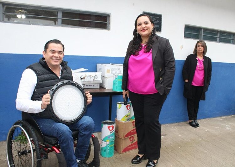 Marco Gallegos no para de ayudar a su gente