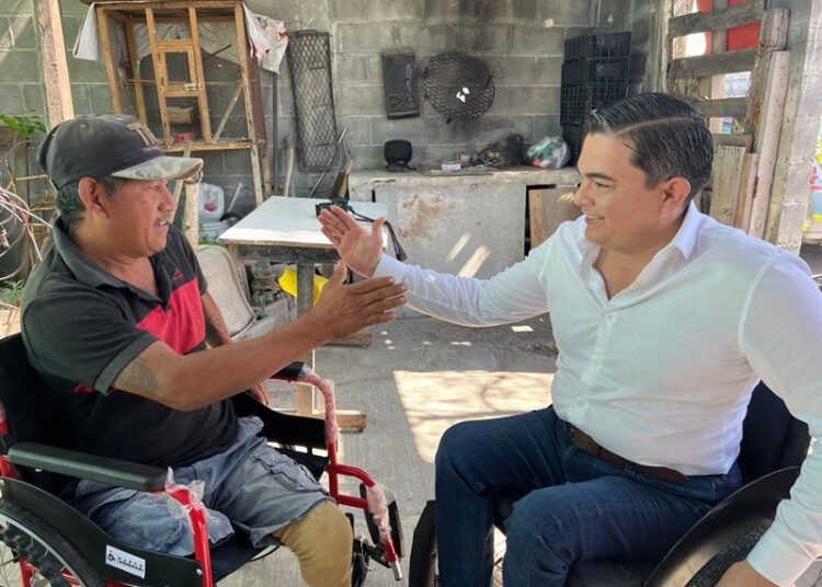 Marco Gallegos no para de ayudar a su gente