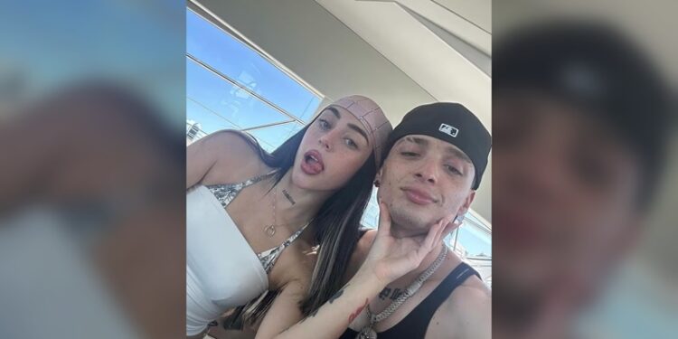 Captan a Peso Pluma de la mano con otra y Nicki Nicole borra las fotos con el cantante