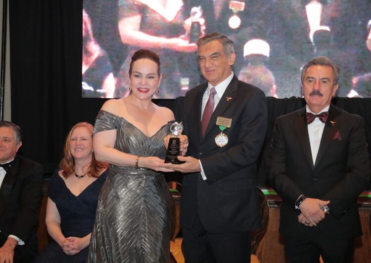 Nombran Dos Laredos “Líder Binacional” a gobernador AVA por impulsar la región fronteriza