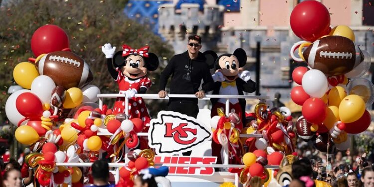 Carlos Slim vs. reforma a pensiones de AMLO; sería un ‘retroceso de 26 años’, advirtió