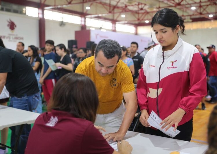 Realiza Gobierno de NLD entrega simbólica de becas deportivas