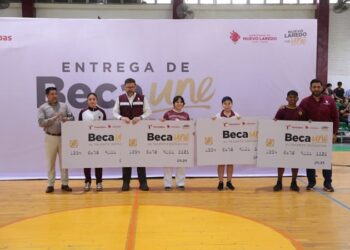 Realiza Gobierno de NLD entrega simbólica de becas deportivas