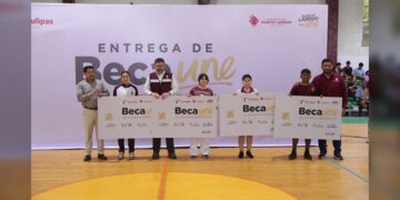 Realiza Gobierno de NLD entrega simbólica de becas deportivas