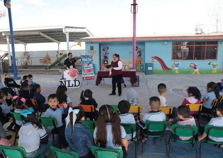 Reciben alumnos de jardín de niños una divertida lectura de cuento