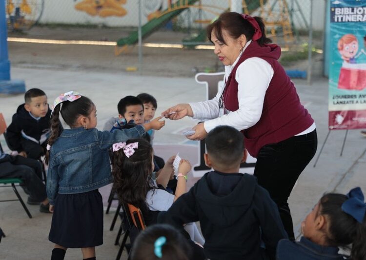 Reciben alumnos de jardín de niños una divertida lectura de cuento