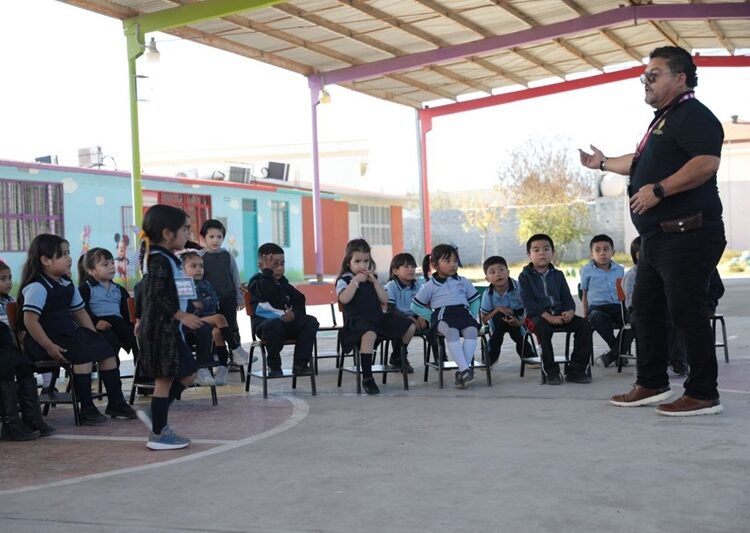 Reciben alumnos de jardín de niños una divertida lectura de cuento