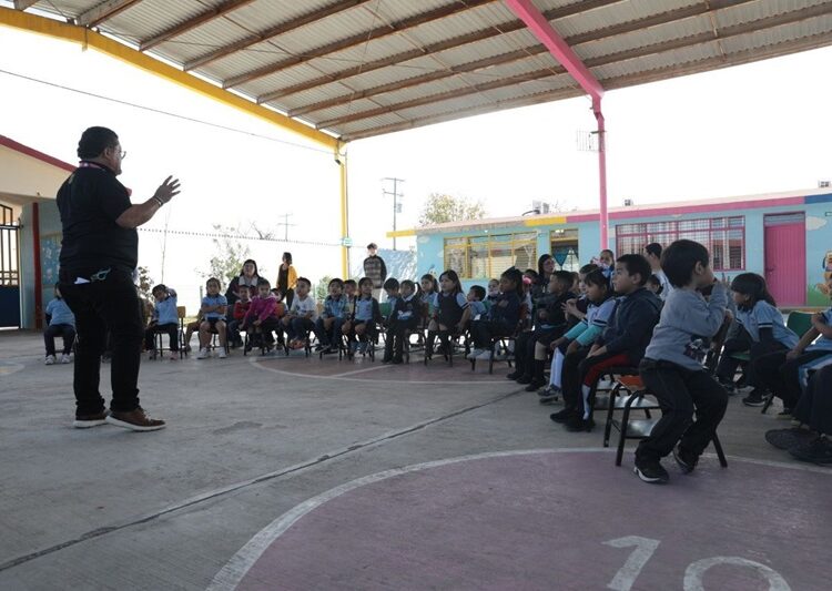 Reciben alumnos de jardín de niños una divertida lectura de cuento
