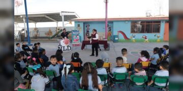 Reciben alumnos de jardín de niños una divertida lectura de cuento