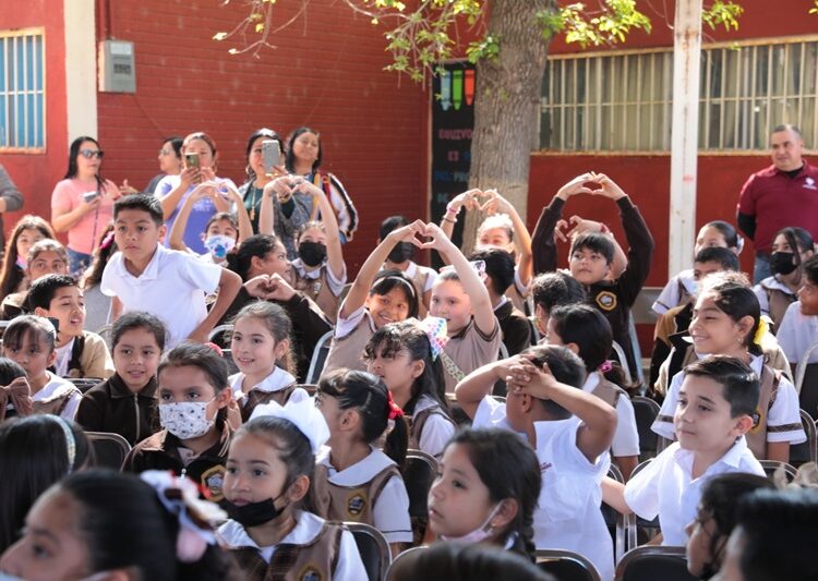 Reconocen padres de familia al Gobierno de NLD por impulsar la educación a través de las beca UNE