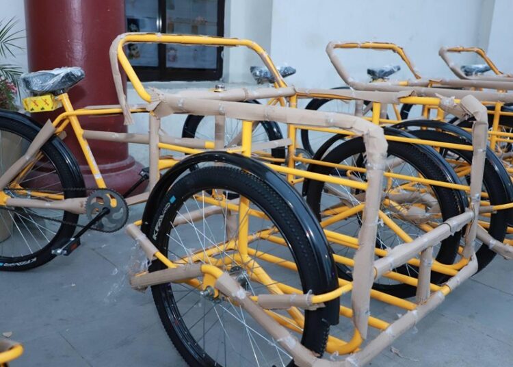 Respalda Alclade de Altamira economía de comerciantes con entrega de triciclos