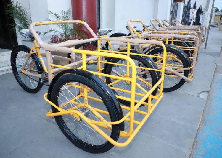 Respalda Alclade de Altamira economía de comerciantes con entrega de triciclos