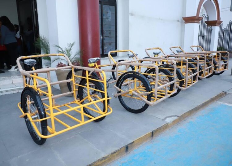 Respalda Alclade de Altamira economía de comerciantes con entrega de triciclos