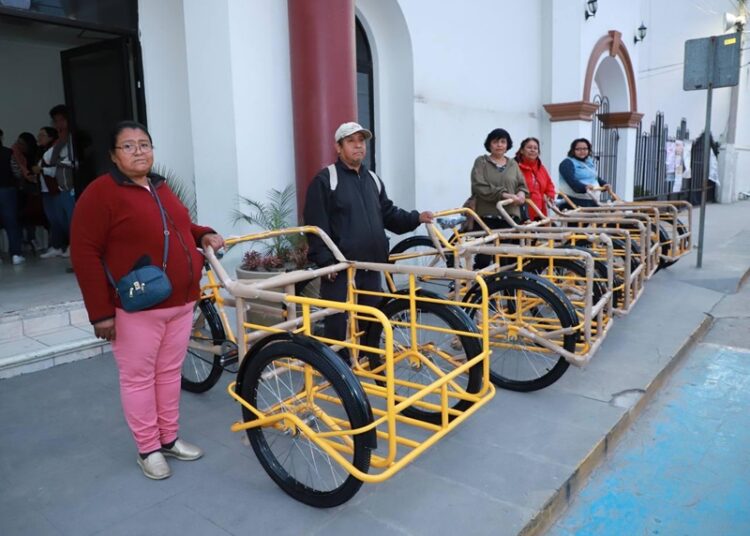 Respalda Alclade de Altamira economía de comerciantes con entrega de triciclos