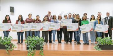 SET entrega becas STEM a mujeres de la UTTN
