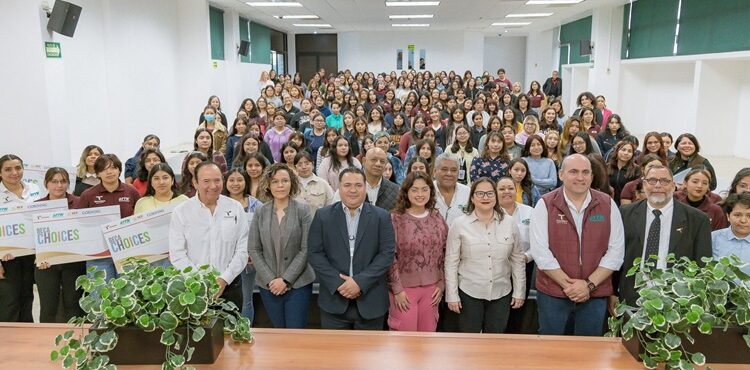 SET entrega becas STEM a mujeres de la UTTN