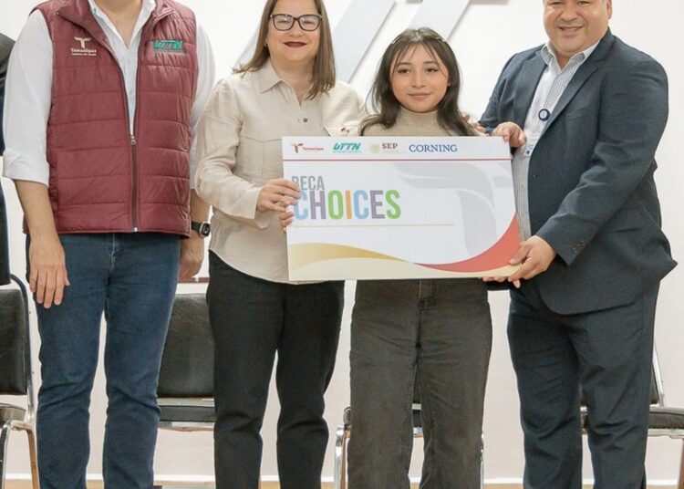 SET entrega becas STEM a mujeres de la UTTN