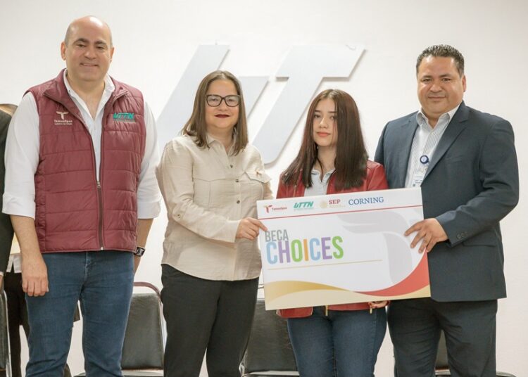 SET entrega becas STEM a mujeres de la UTTN