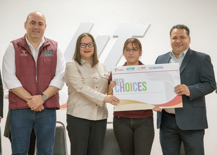 SET entrega becas STEM a mujeres de la UTTN