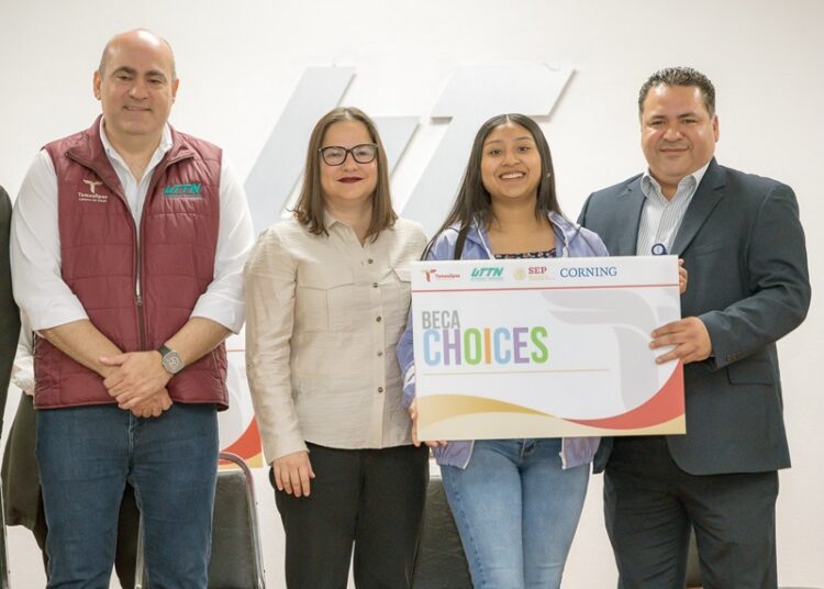 SET entrega becas STEM a mujeres de la UTTN