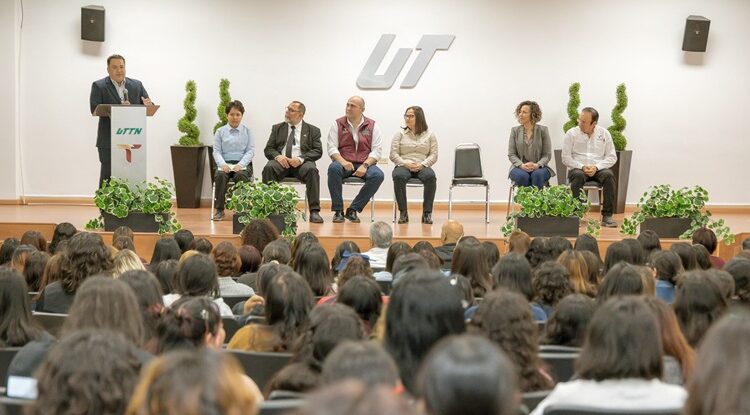 SET entrega becas STEM a mujeres de la UTTN