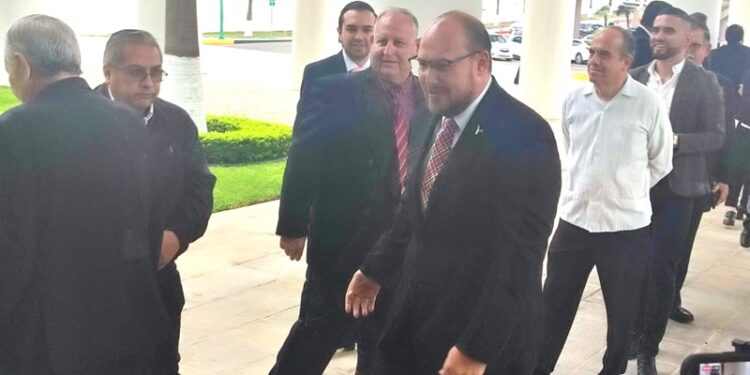 “Se revisa con concesionarios si aumenta  tarifa del transporte” :  Héctor Villegas