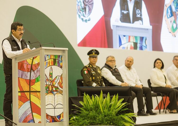 Titular de la SET, acompañó al gobernador AVA, a la Ceremonia Cívica de Honores a la Bandera