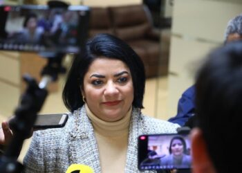 Guardia Estatal socorre a mujer lesionada en volcadura