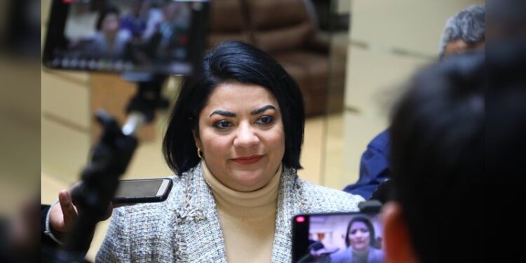 Guardia Estatal socorre a mujer lesionada en volcadura