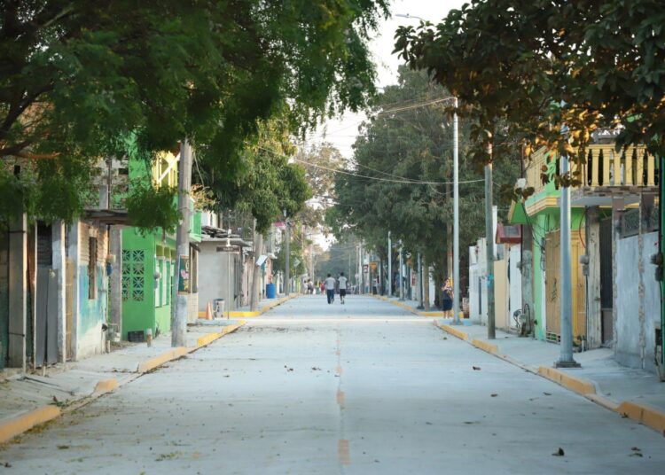 Armando beneficia con pavimentación a escuela en Altamira