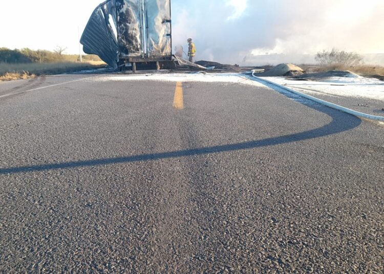 Chocan y se incendian dos traileres en la libre La Gloria-San Fernando