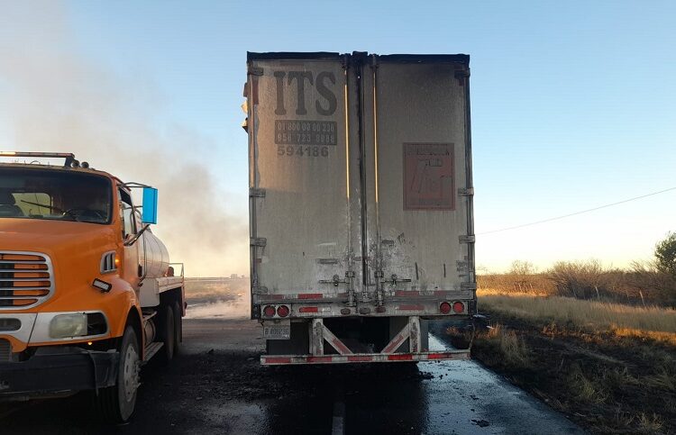 Chocan y se incendian dos traileres en la libre La Gloria-San Fernando