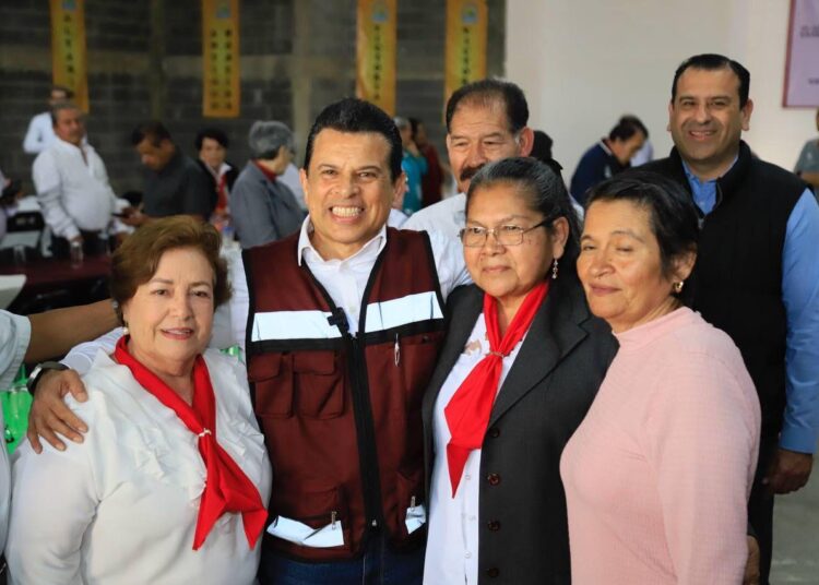 Maestros jubilados reconocen apoyo de Lalo Gattás