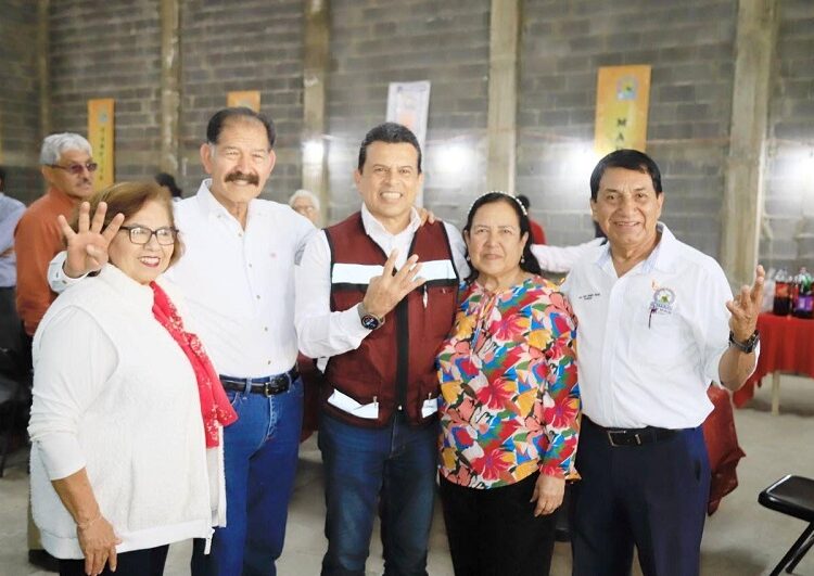 Maestros jubilados reconocen apoyo de Lalo Gattás