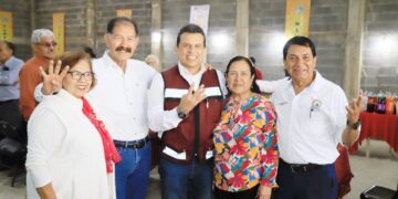Maestros jubilados reconocen apoyo de Lalo Gattás