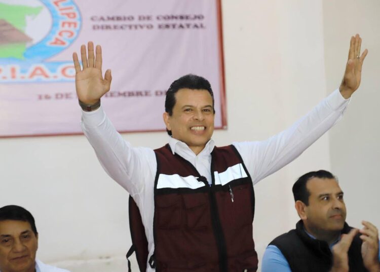 Maestros jubilados reconocen apoyo de Lalo Gattás