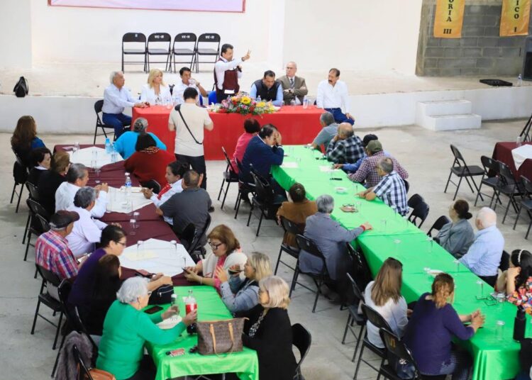 Maestros jubilados reconocen apoyo de Lalo Gattás