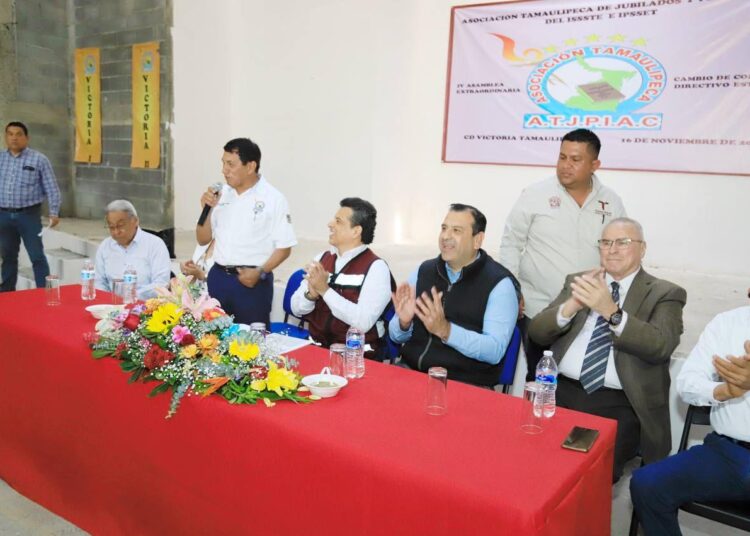 Maestros jubilados reconocen apoyo de Lalo Gattás