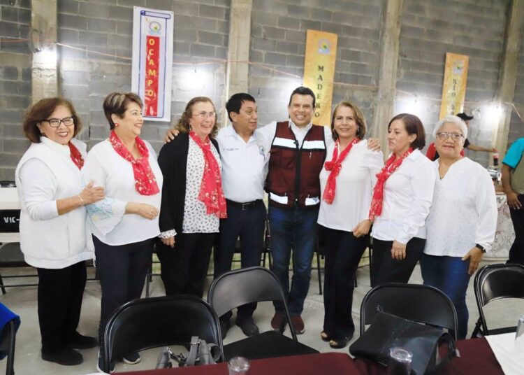 Maestros jubilados reconocen apoyo de Lalo Gattás