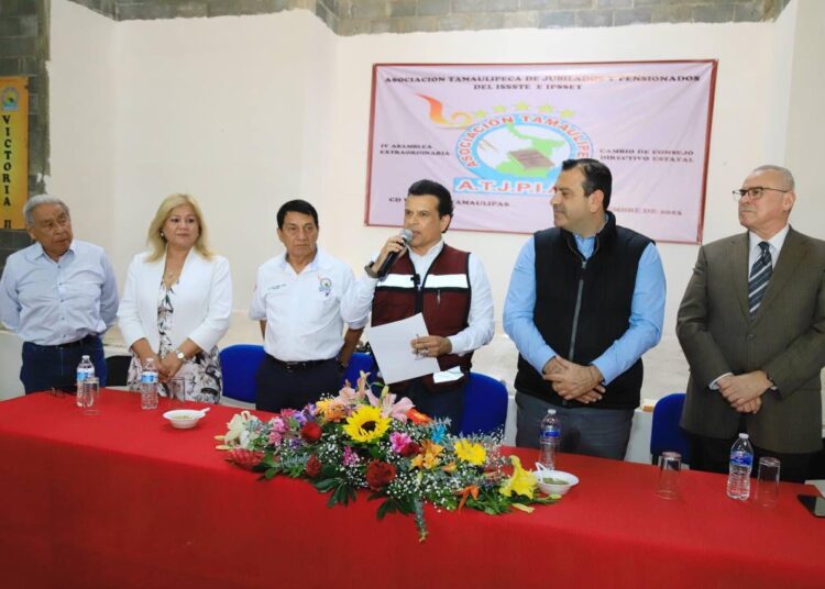 Maestros jubilados reconocen apoyo de Lalo Gattás