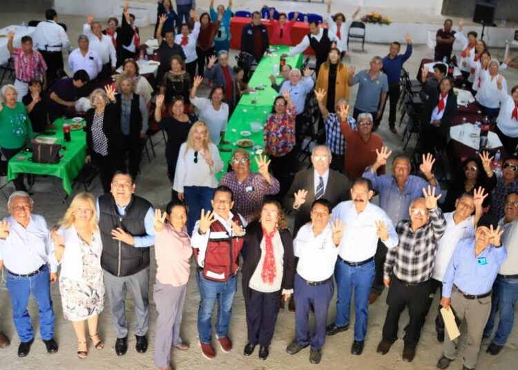 Maestros jubilados reconocen apoyo de Lalo Gattás