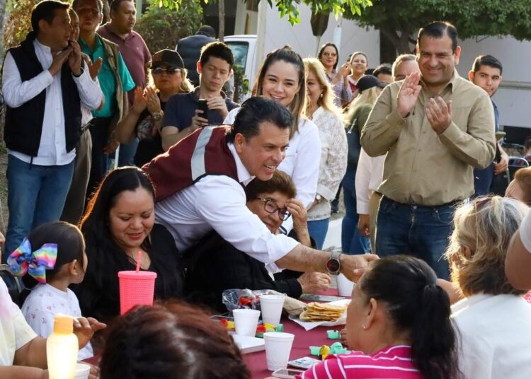 Lalo y Lucy Conviven con vecinos de la Treviño Zapata